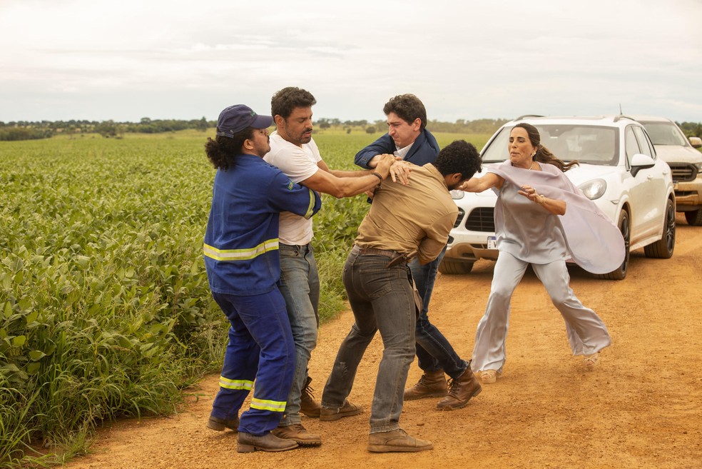 Caio xinga Irene, e Daniel ataca o irmão em ataque de fúria — Foto: Globo/João Miguel Júnior