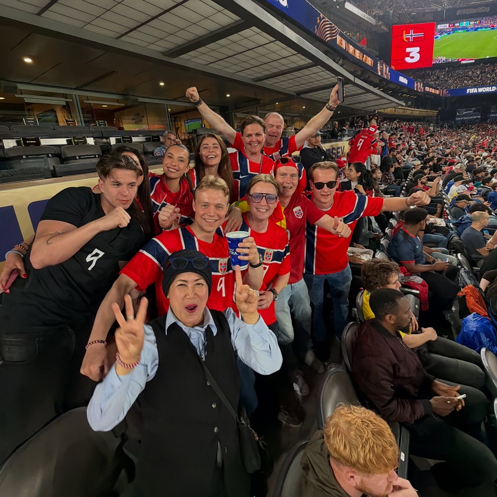 Namorada de Haaland comemora classificação da Noruega com álbum e camisa de amigo chama atenção — Foto: Instagram