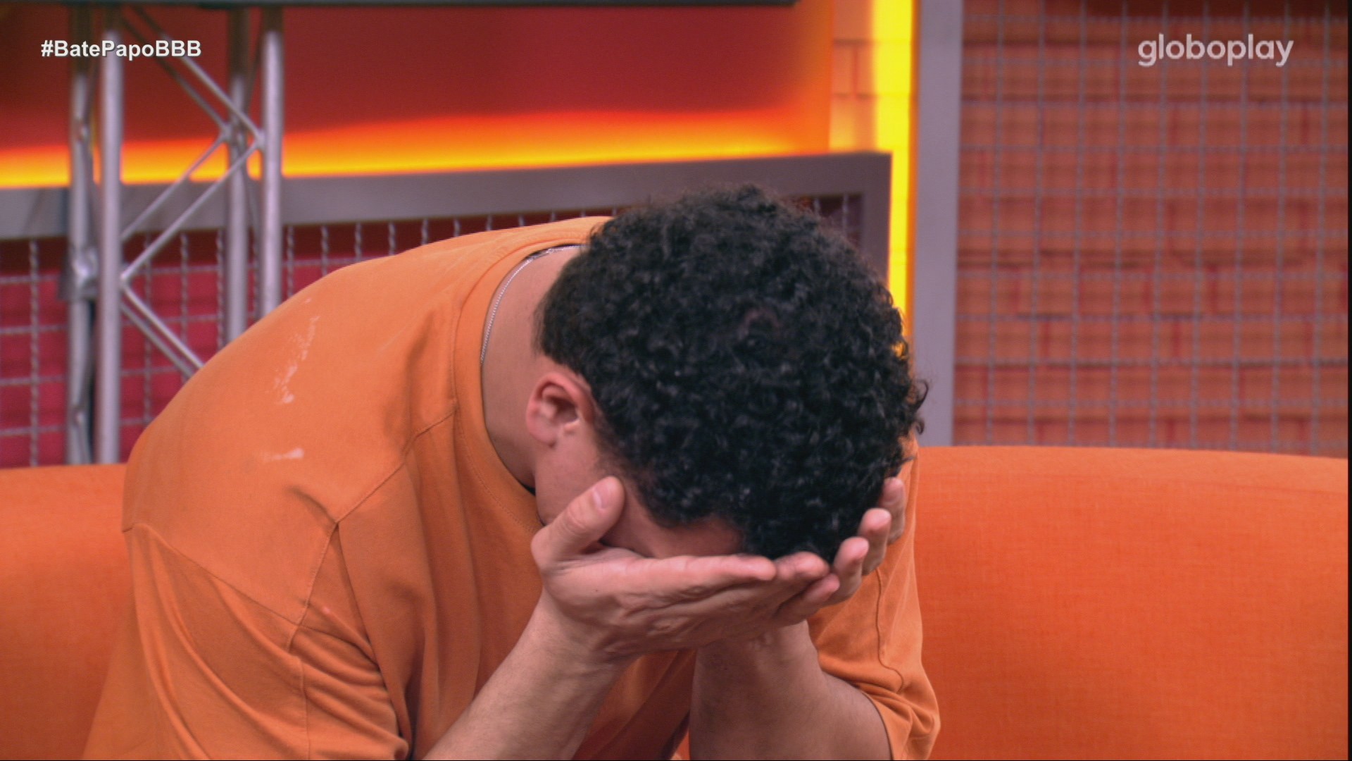 Vinícius chora ao saber da reação da mãe após assumir bissexualidade: 'Muito feliz por ter ouvido isso'