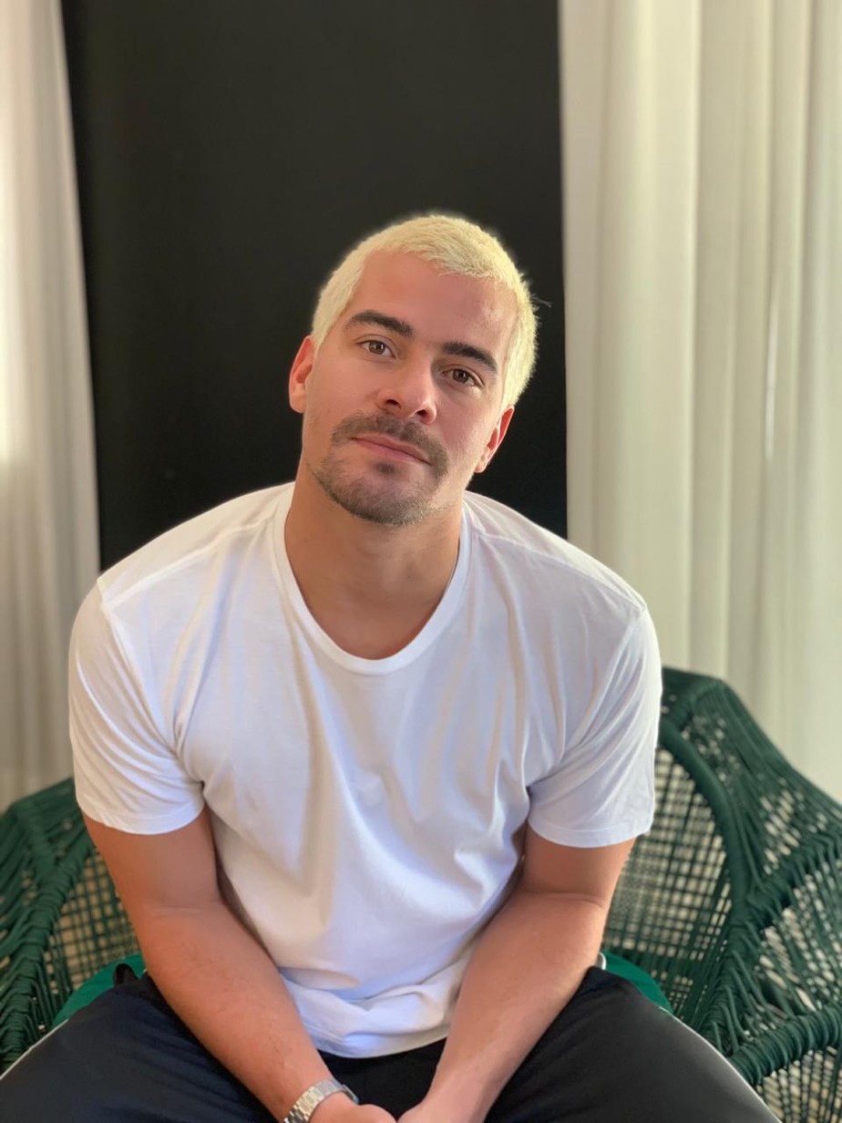 Thiago Martins muda visual para novela e revela planos de gravar DVD: 'Final do ano'