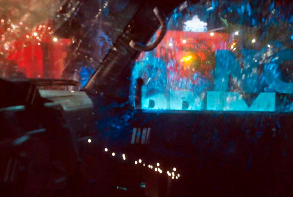 Terra e Paixão: Petra surta após flagra e destrói carro de Hélio — Foto: Globo