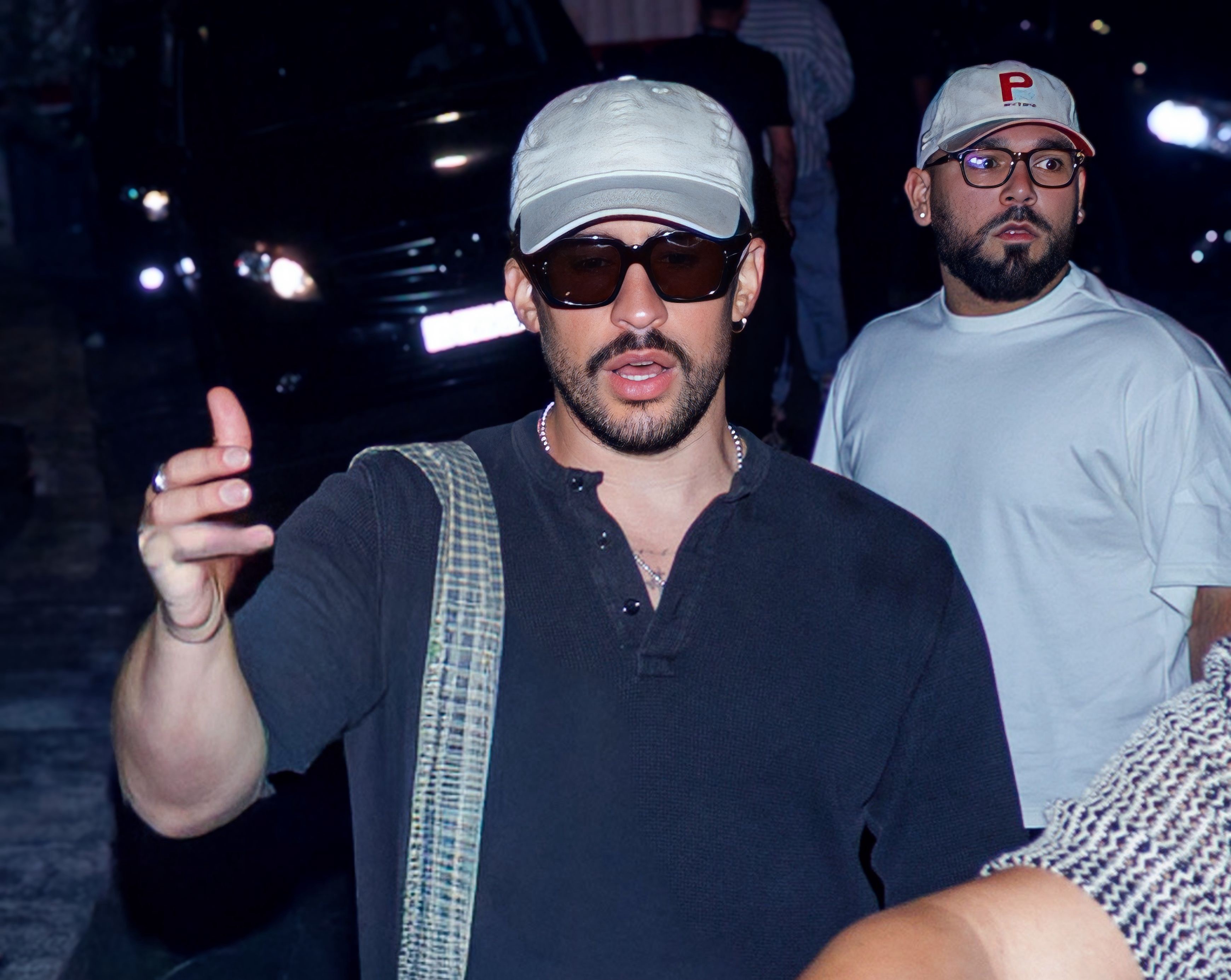 Bad Bunny atende fãs na saída de restaurante, em São Paulo