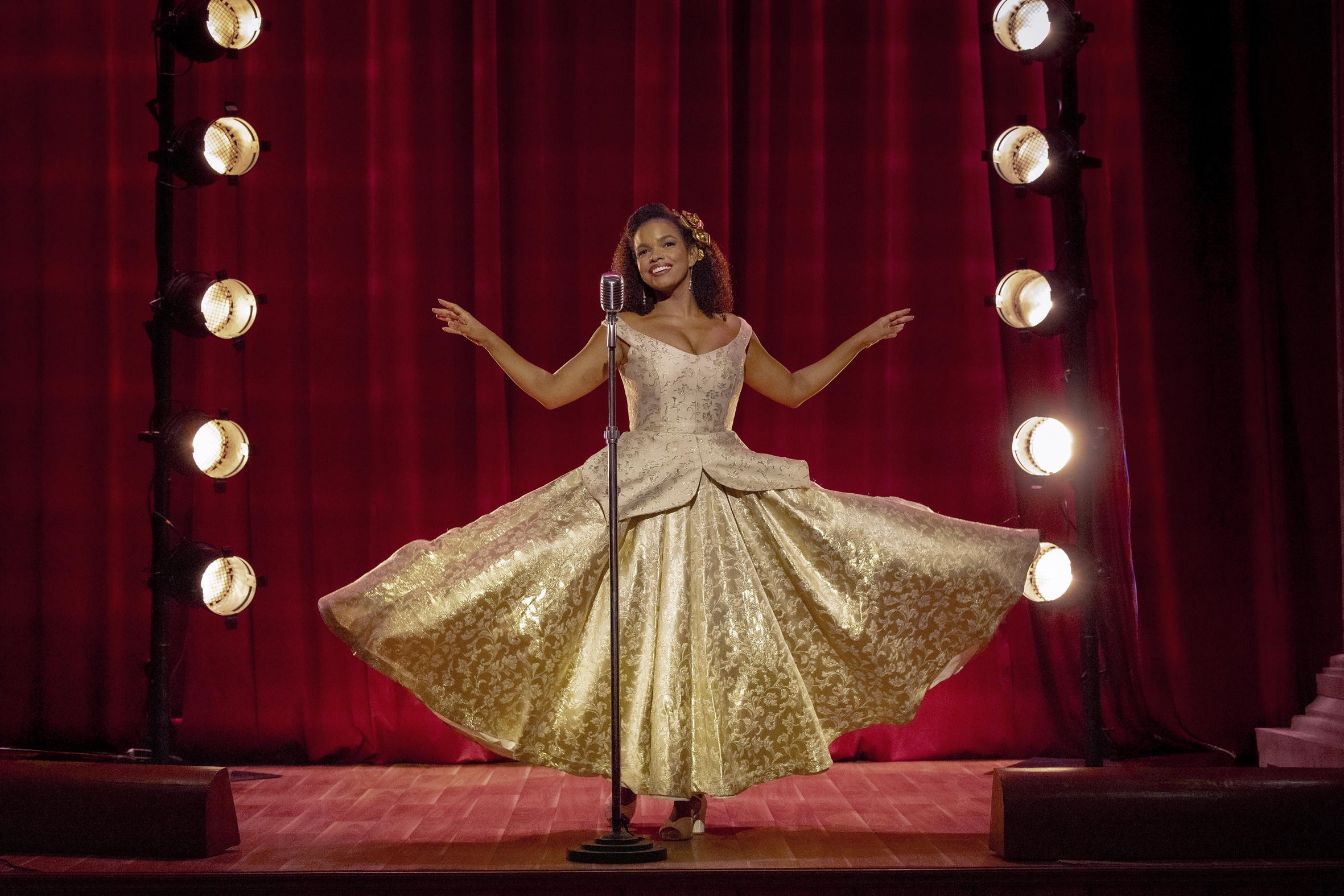 Êta Mundo Melhor!: entenda a escolha do vestido de Dita para cantar em teatro lotado