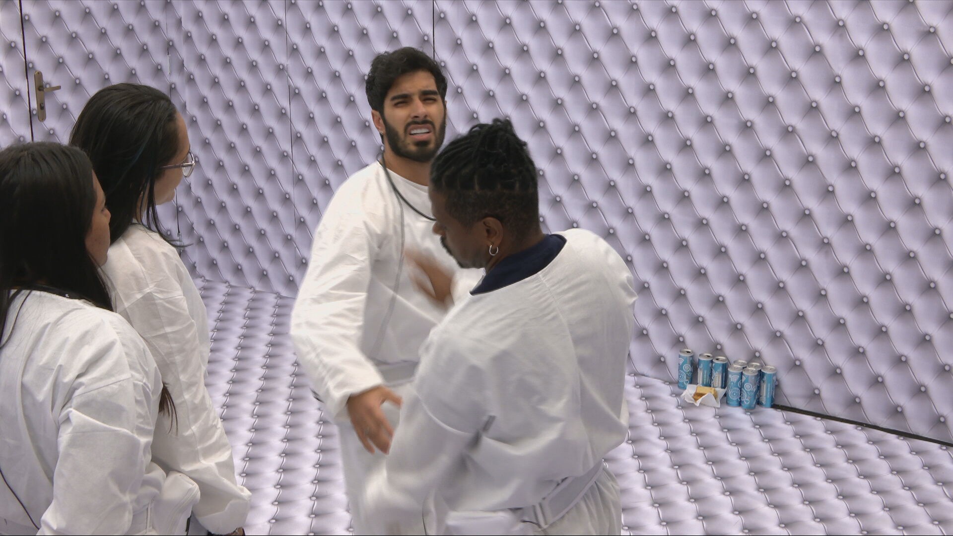 Ricardinho aperta o botão vermelho do Quarto Branco do BBB 26