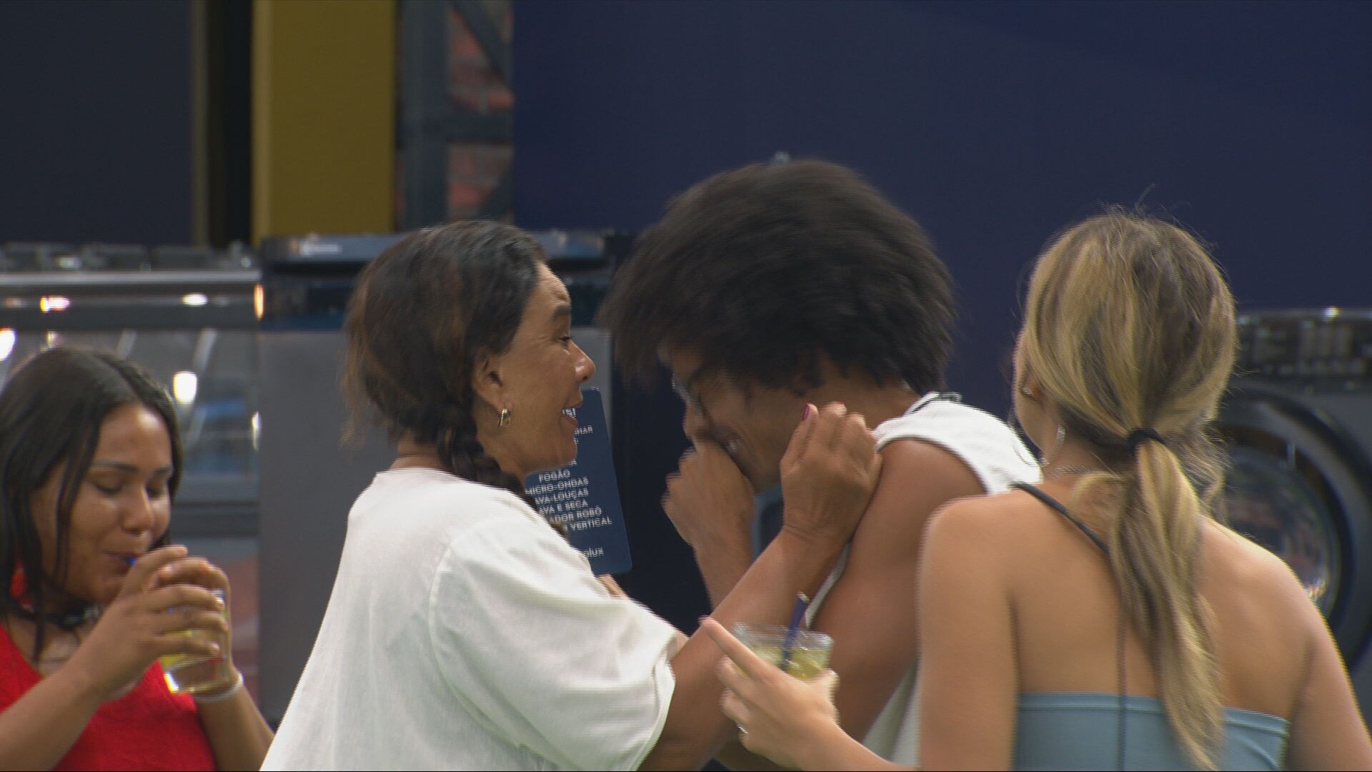 Após Breno ganhar itens de casa em ação especial, Solange Couto brinca: 'Tem que trocar de apartamento'