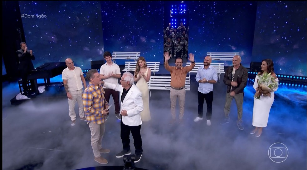 Carlos Alberto de Nóbrega se emociona no palco do Domingão — Foto: TV Globo