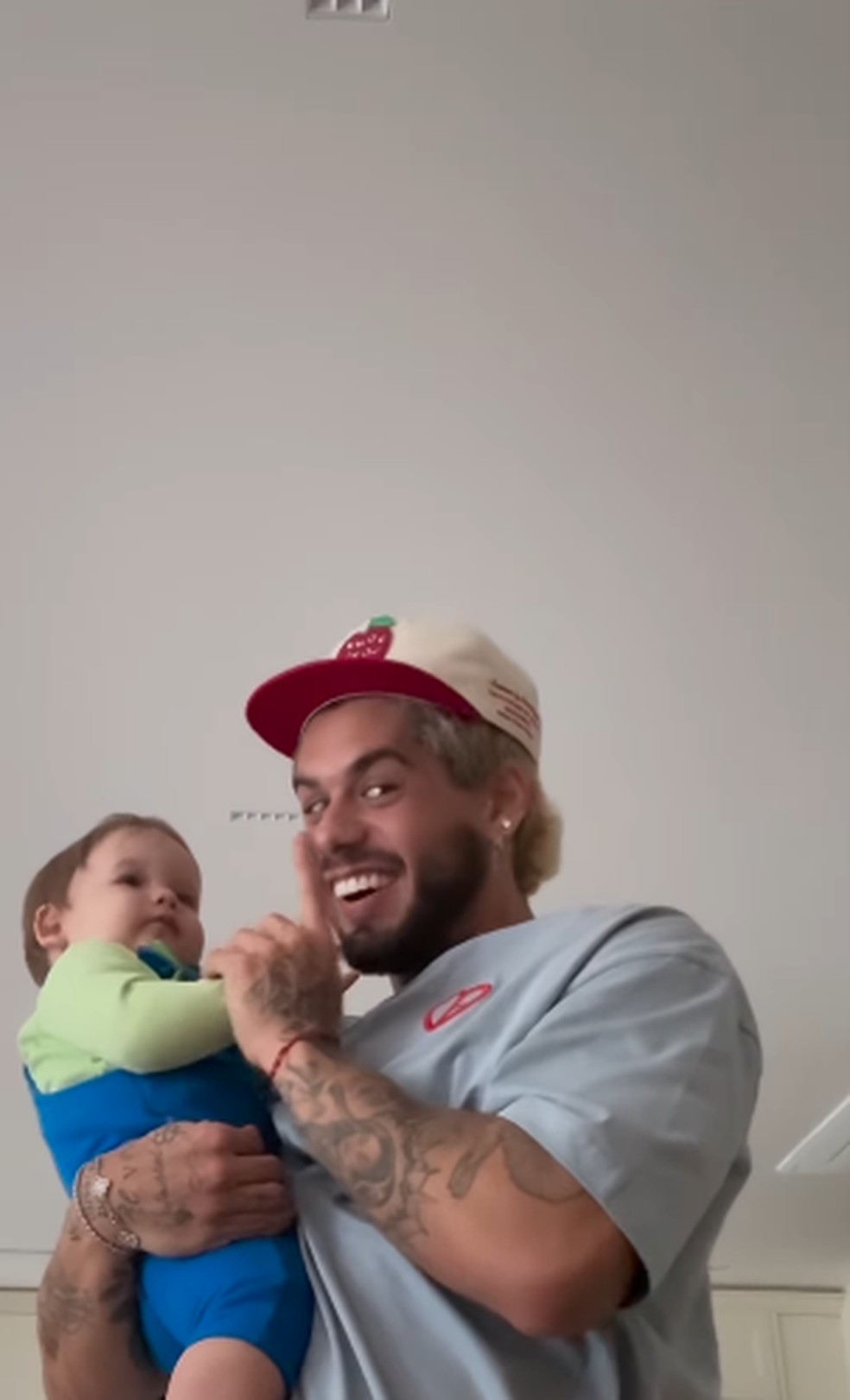 Zé Felipe mostra José Leonardo treinando para chamá-lo de 'papai' — Foto: Reprodução/Instagram