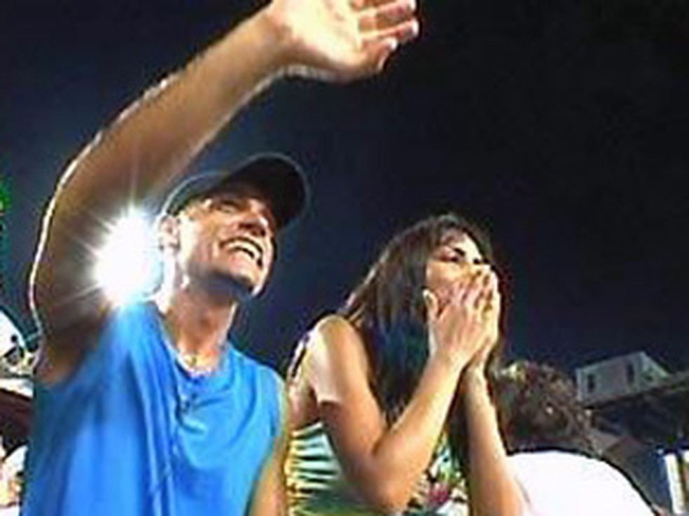 Mariana e Carlos, do BBB6, foram ver as Escolas de Samba na Sapucaí  — Foto: TV Globo