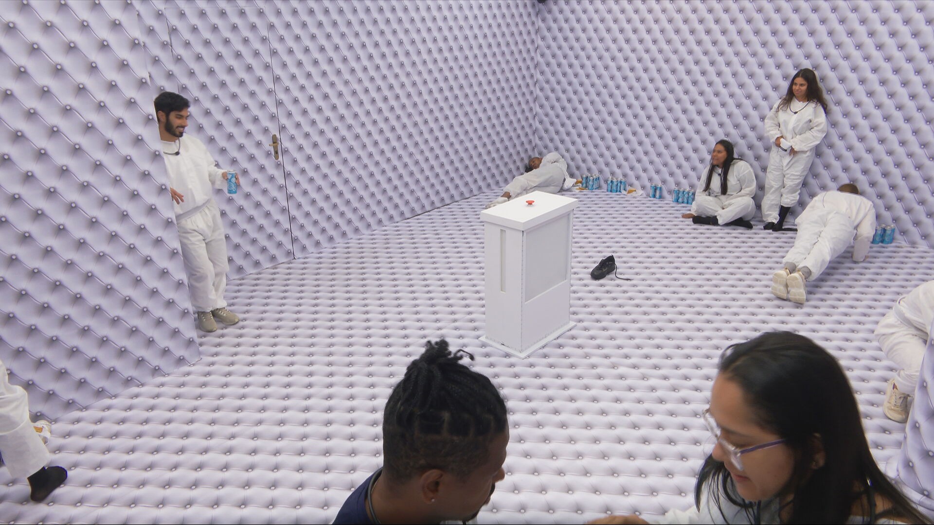 Ricardinho abre várias latas de água e Chaiany dispara: 'Vou ser teu pesadelo'