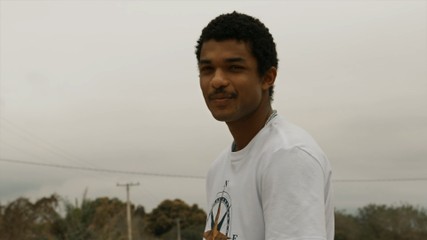 João Pedro intercepta o carro de Sandra