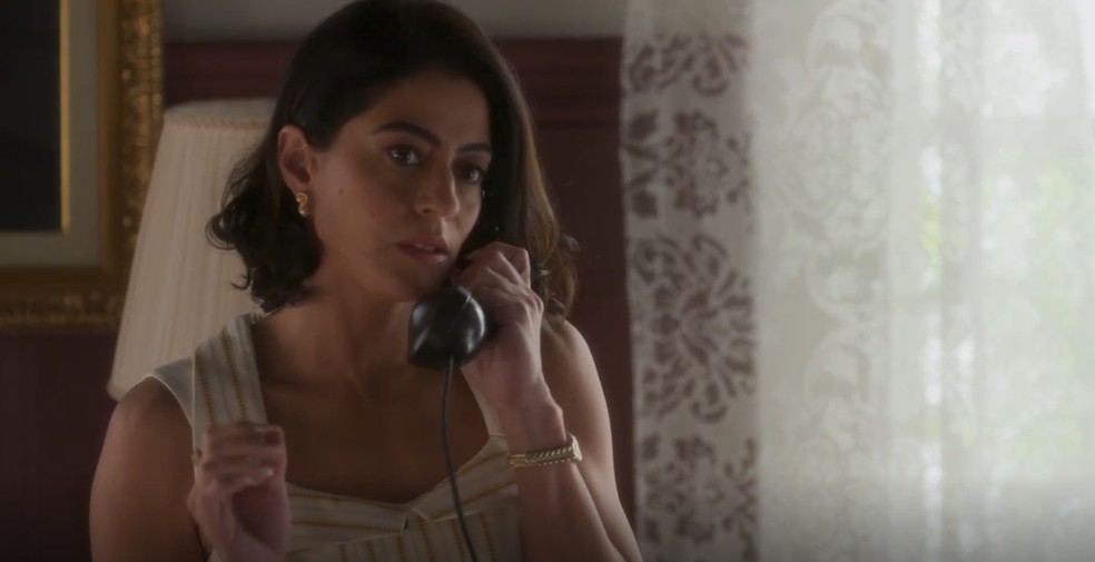 Garota do Momento: Clarice recebe ligações misteriosas e acredita estar em perigo — Foto: Globo