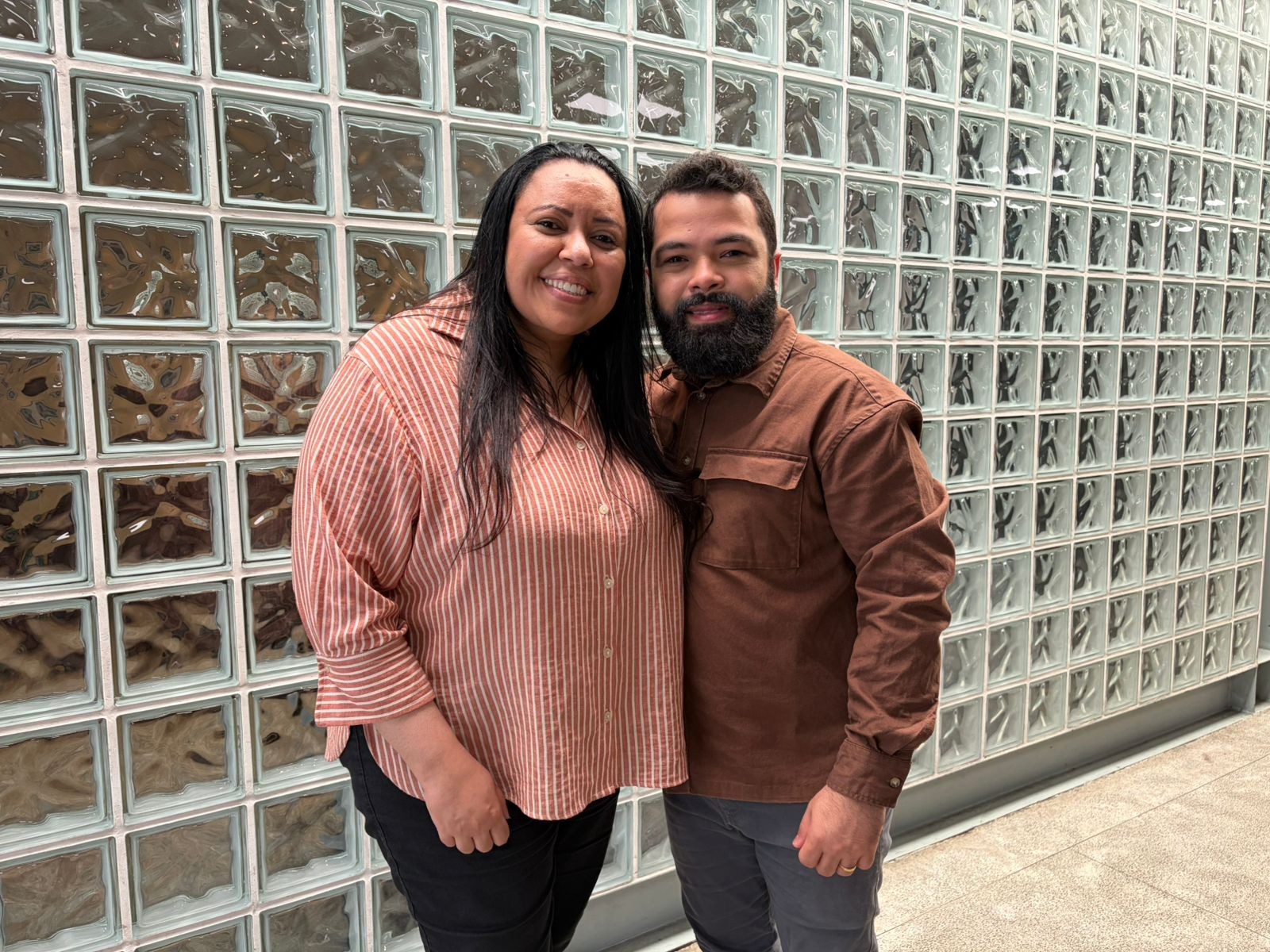 Daniel Sobral apresenta esposa, revela desejo de ser pai e brinca: 'Deixa eu tirar o atraso'