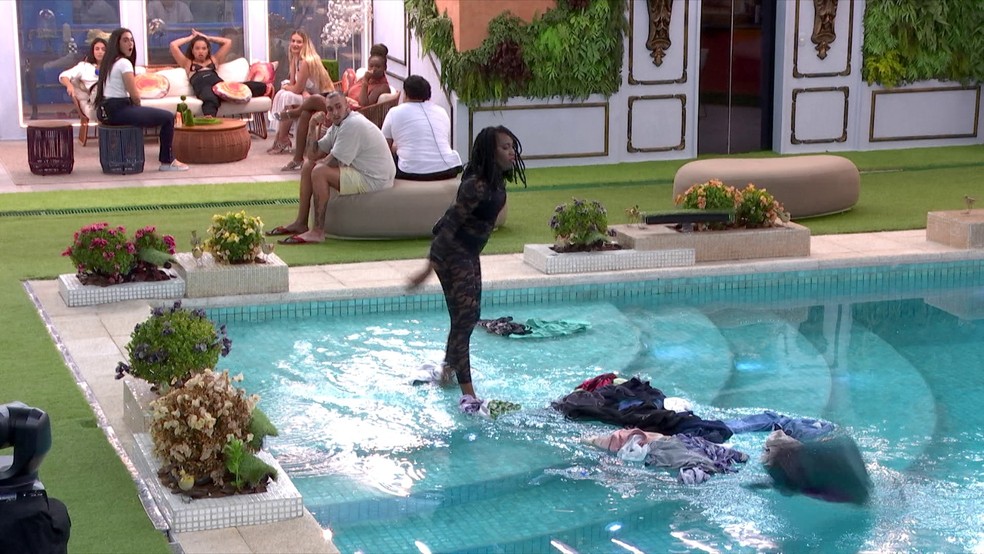 Leidy Elin joga roupas de Davi na piscina no BBB 24 — Foto: Globo