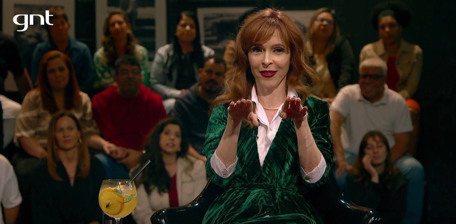 Deborah Evelyn conta sufoco na Alemanha em automóvel antigo: 'Saí do carro para empurrar'