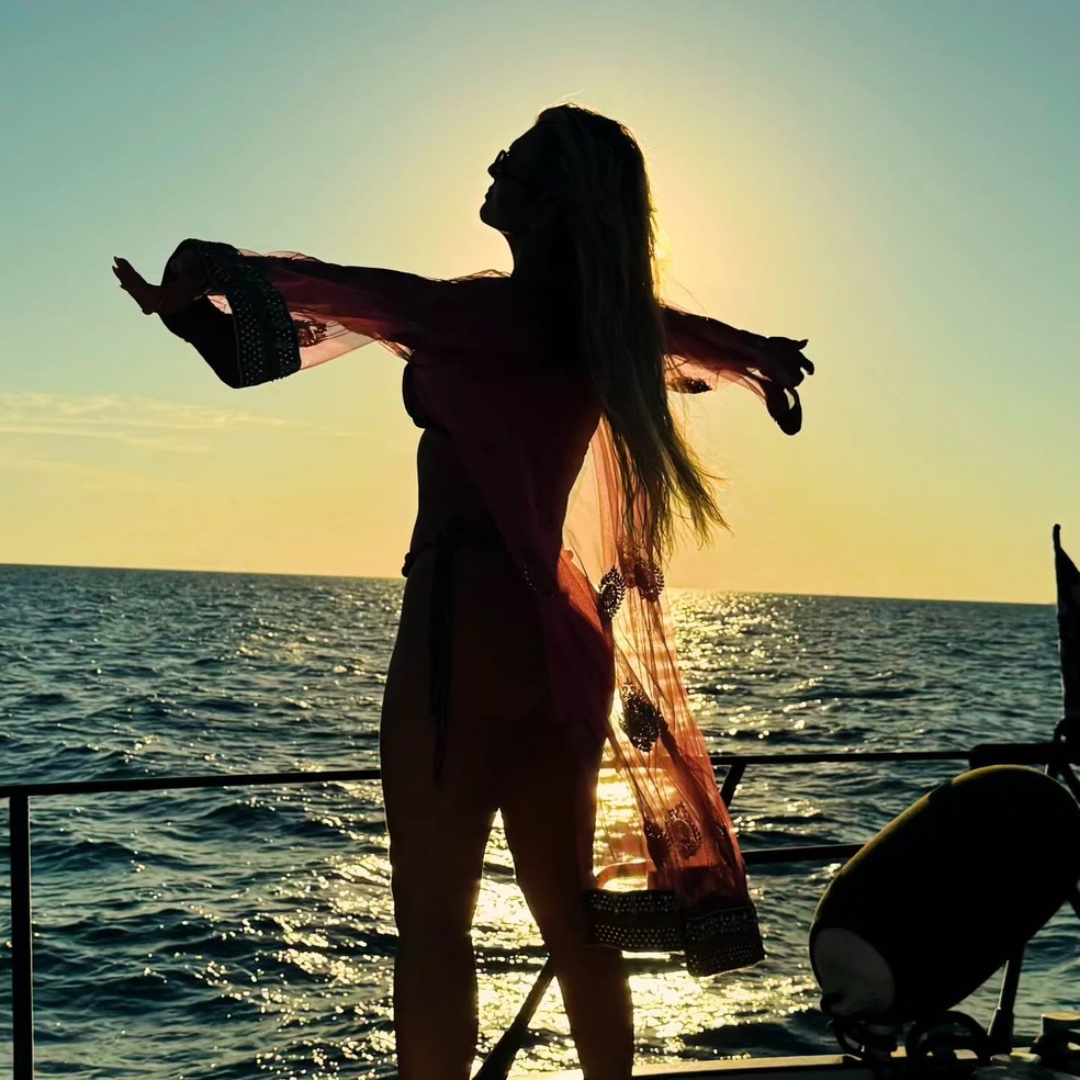 Lívia Andrade contempla pôr do sol em Ibiza e deixa fãs de queixo caído — Foto: Reprodução/Instagram
