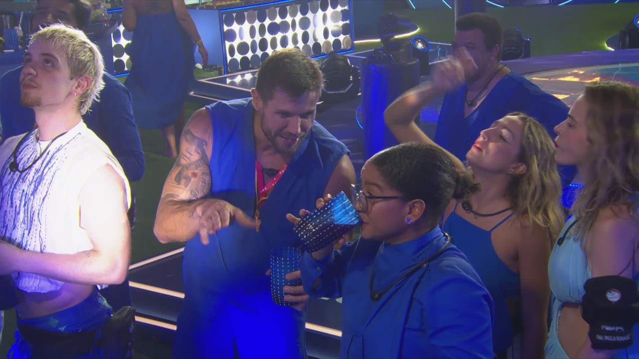 Na Festa do BBB 26, Milena alfineta Jonas Sulzbach na frente de Ivete Sangalo: 'Tirei ele do VIP'