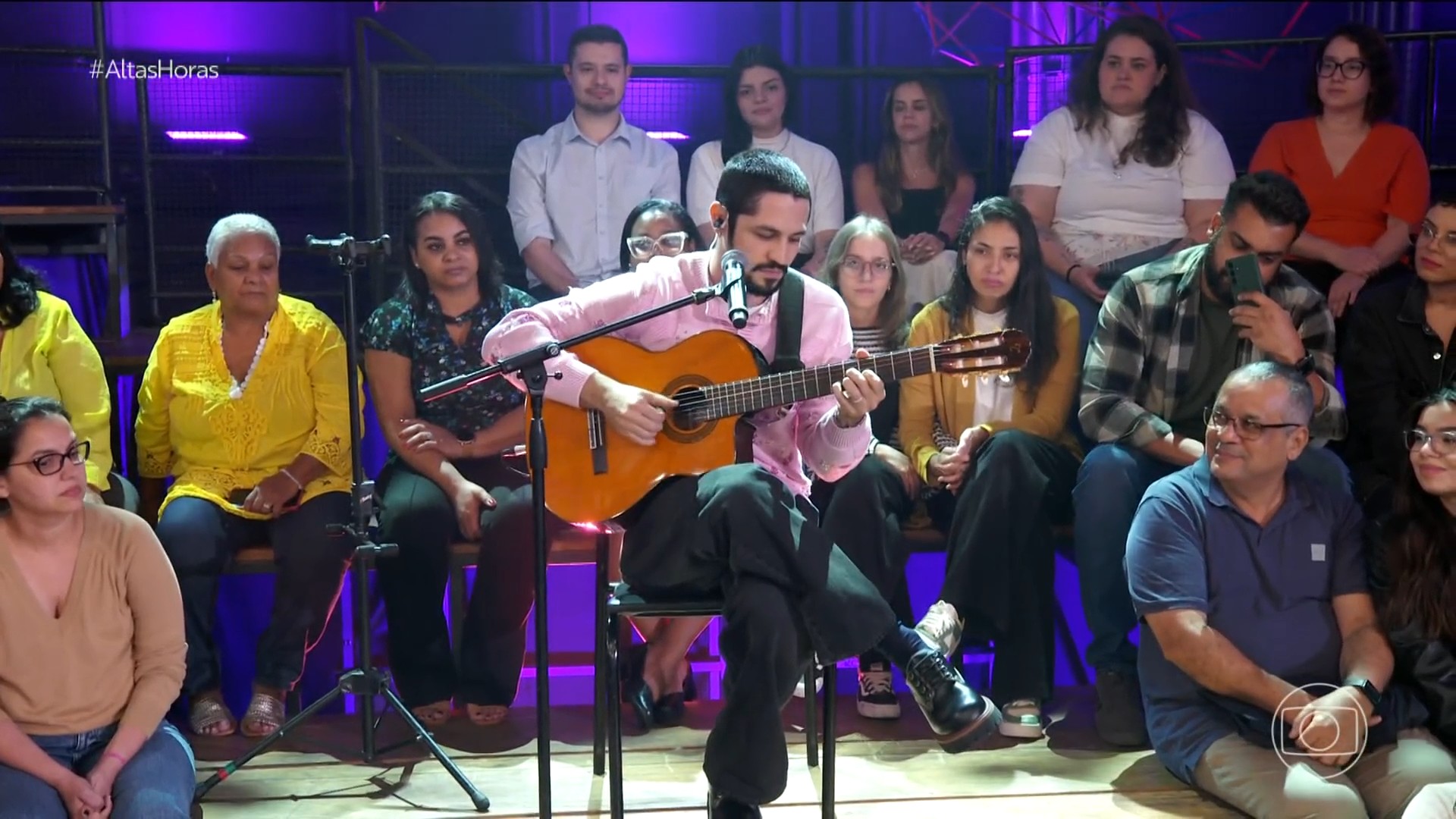 Gabriel Leone canta no Altas Horas, recebe elogio de Djavan e assume: 'Estou tremendo'