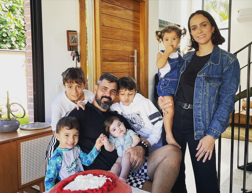 Juliano e Leticia Cazarré com os filhos — Foto: Reprodução/Instagram
