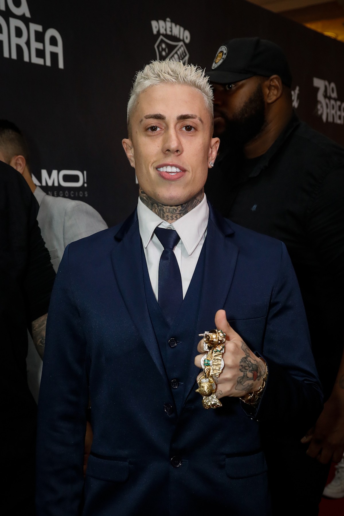 Em premiação, MC Daniel ostenta anéis gigantes em ouro | Famosos | gshow