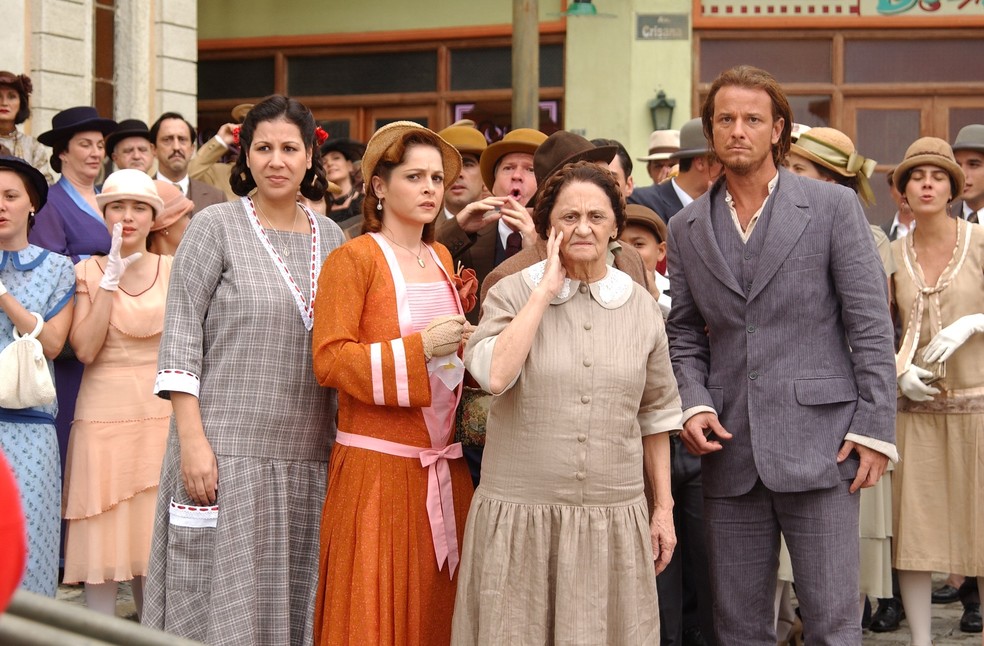 Carla Daniel, Drica Moraes, Laura Cardoso e Marcelo Novaes em  'Chocolate com Pimenta'  — Foto: João Miguel Junior/Globo