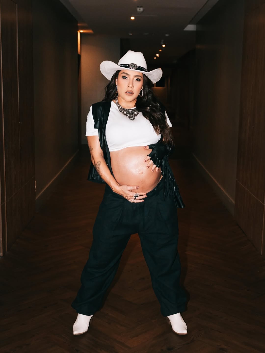Lauana Prado exibe barrigão em ensaio inspirado no universo country e encanta fãs