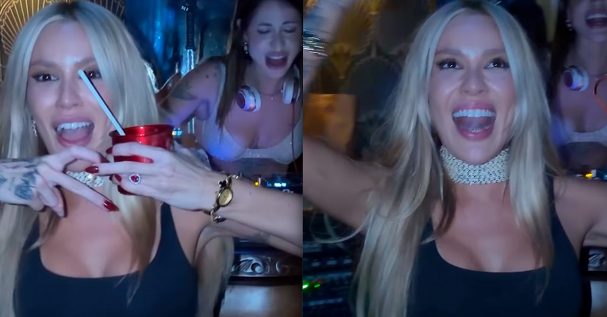 Karoline Lima canta música sobre 'mãe solteira' em festa de 30 anos