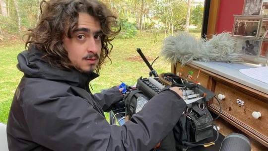 Joaquim Torres trabalha em família na quarentena: 'Várias funções num set de filmagem em casa'