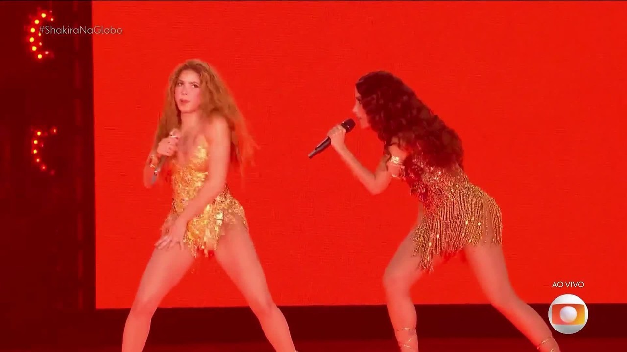 Anitta faz participação especial no Show de Shakira em Copacabana e canta 'Choka Choka'
