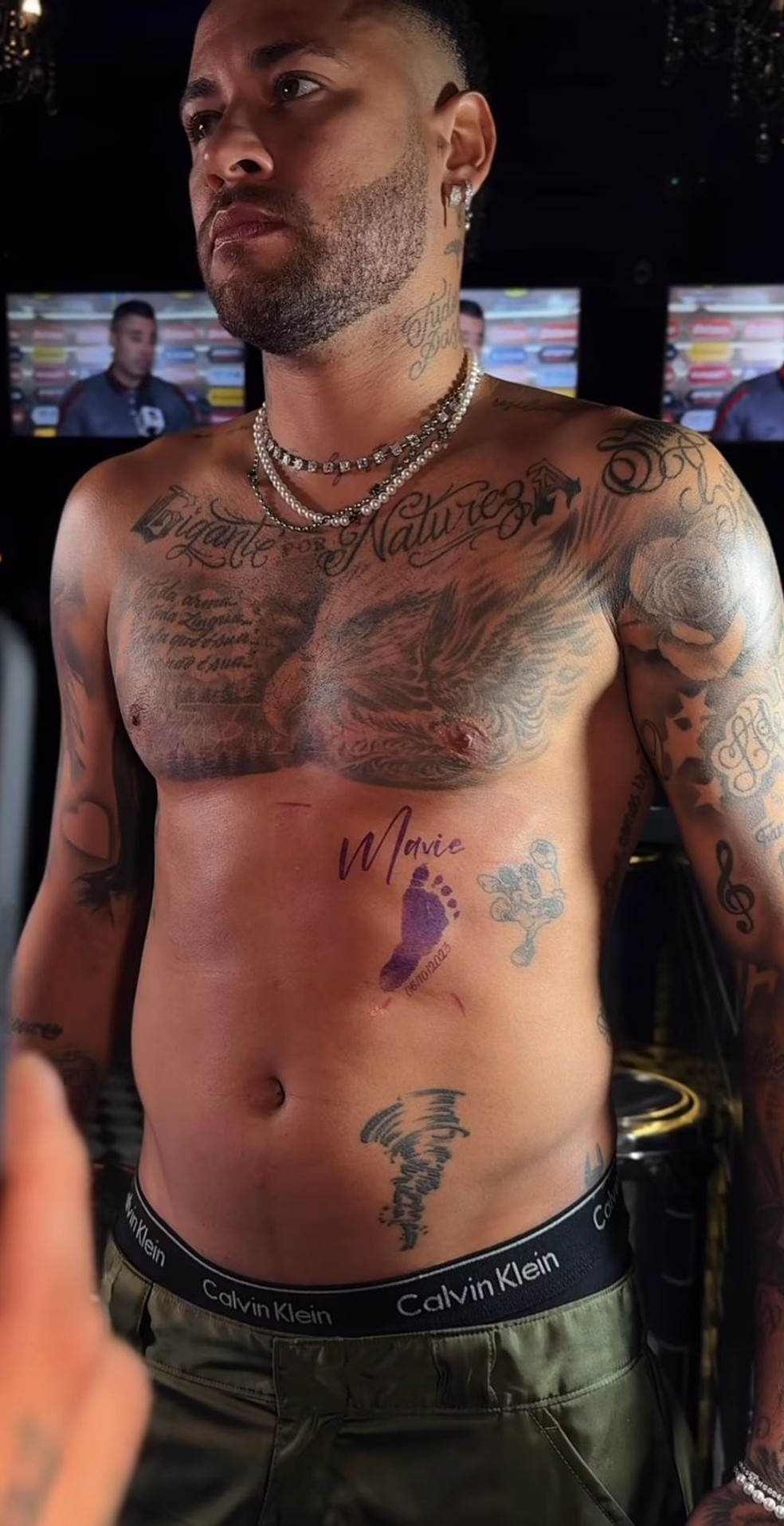 Neymar xăm tên và chân của con gái Mavie - Ảnh: Reproduction / Instagram