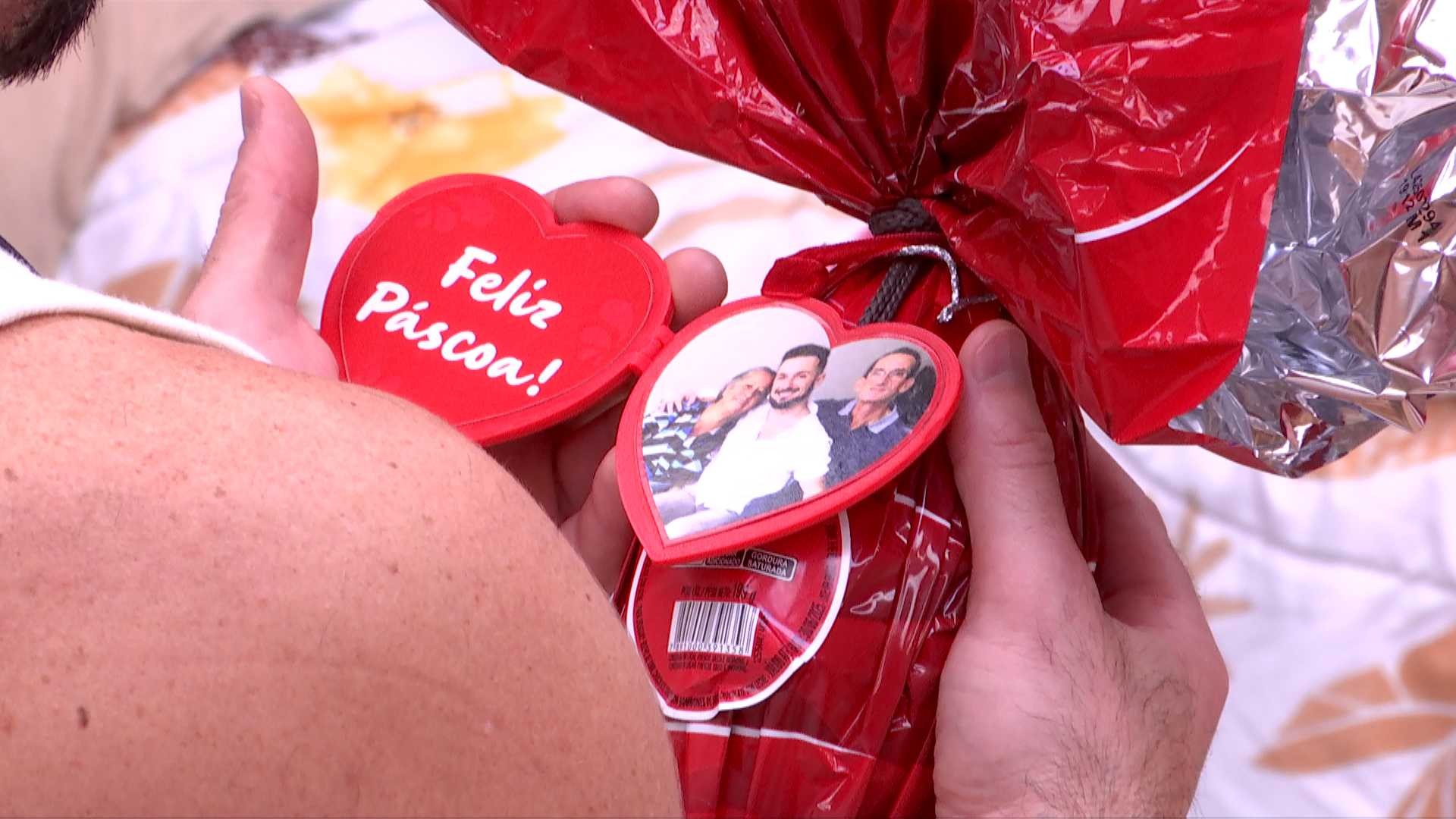 Em clima de Páscoa, brothers do BBB 25 ganham chocolate e mensagens dos familiares