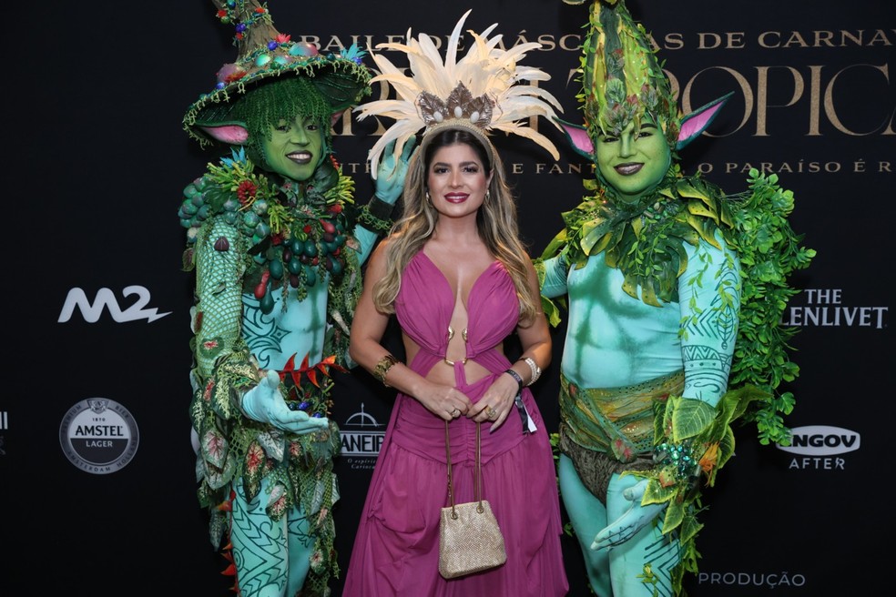 Helô Pinheiro chega ao baile de máscaras em rara aparição ao lado