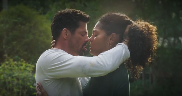 Em Terra e Paixão: Aline e Caio se entregam a paixão (Foto Reprodução/Gshow)
