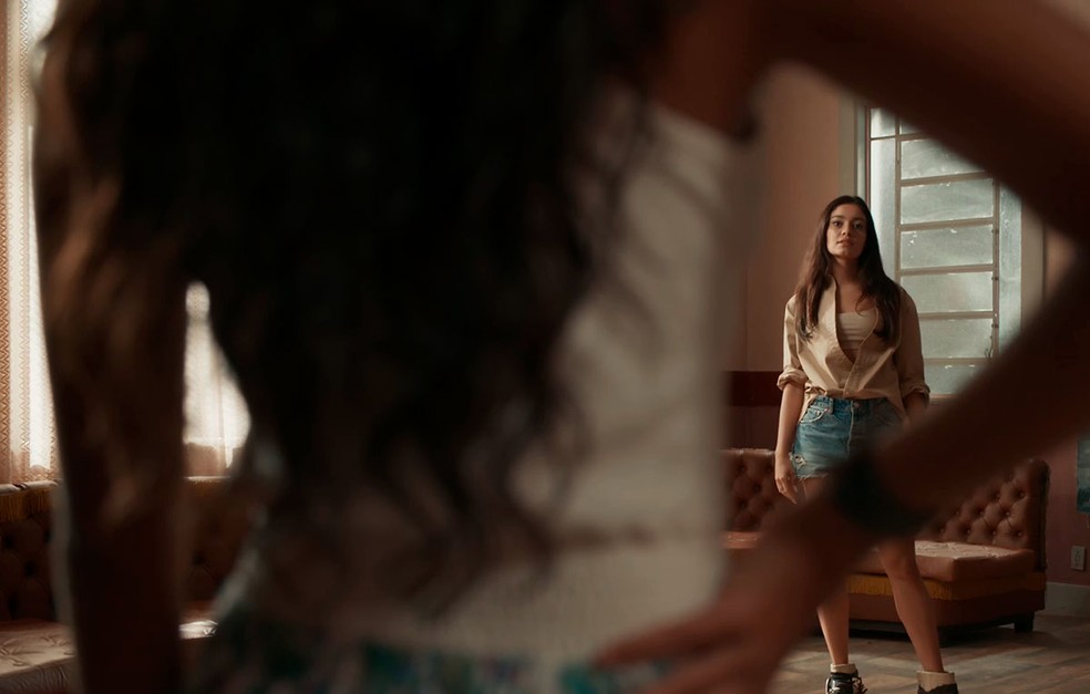 Em Renascer, Ritinha (Mell Muzzillo) tem acerto de contar com Eliana (Sophie Charlotte) — Foto: Gobo