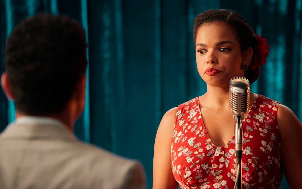 Dita (Jeniffer Nascimento) dá invertida em Piseli (Sérgio Malheiros) após comentário sobre seu talento - Êta Mundo Melhor! — Foto: Globo