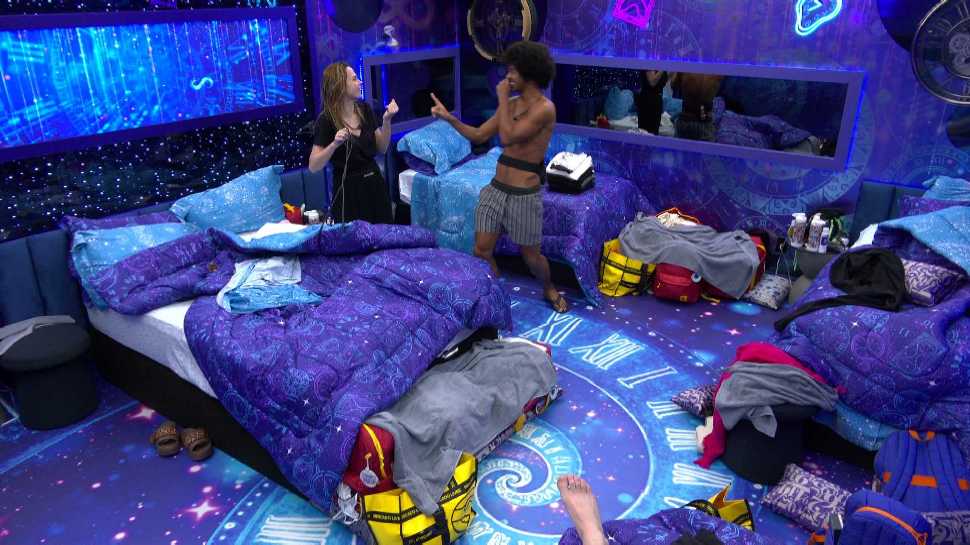 Breno retorna ao quarto em que Ana Paula Renault dorme e avisa: 'Estou voltando para você'