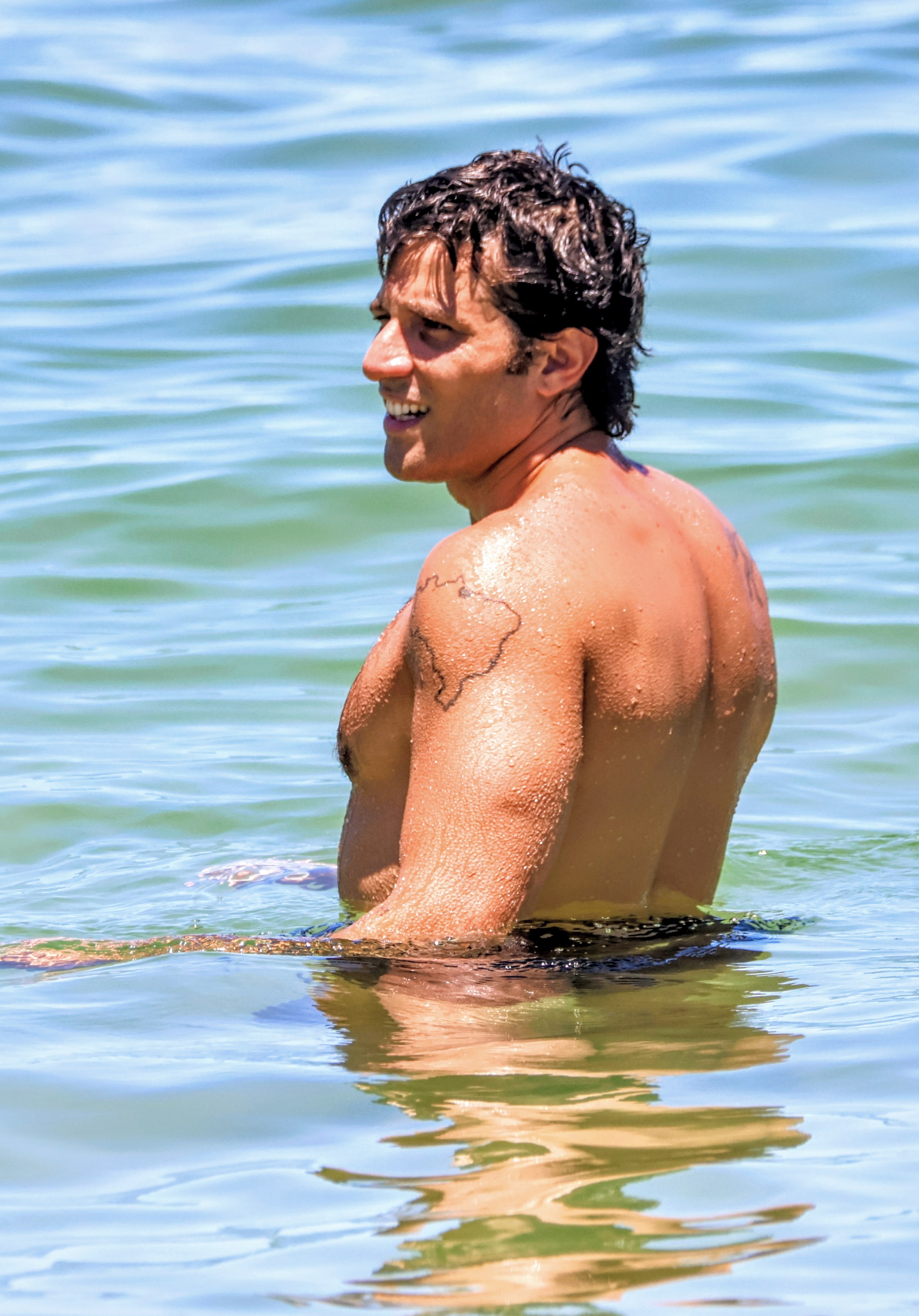 Chay Suede aproveita dia de calor no Rio de Janeiro