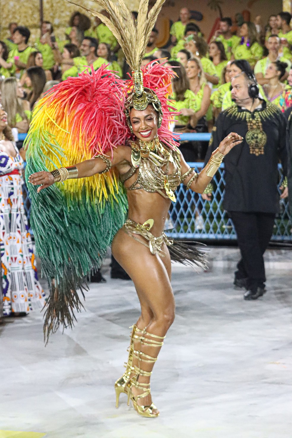 Ex-rainha de bateria da Imperatriz, Cris Vianna 'abençoa' Dandara