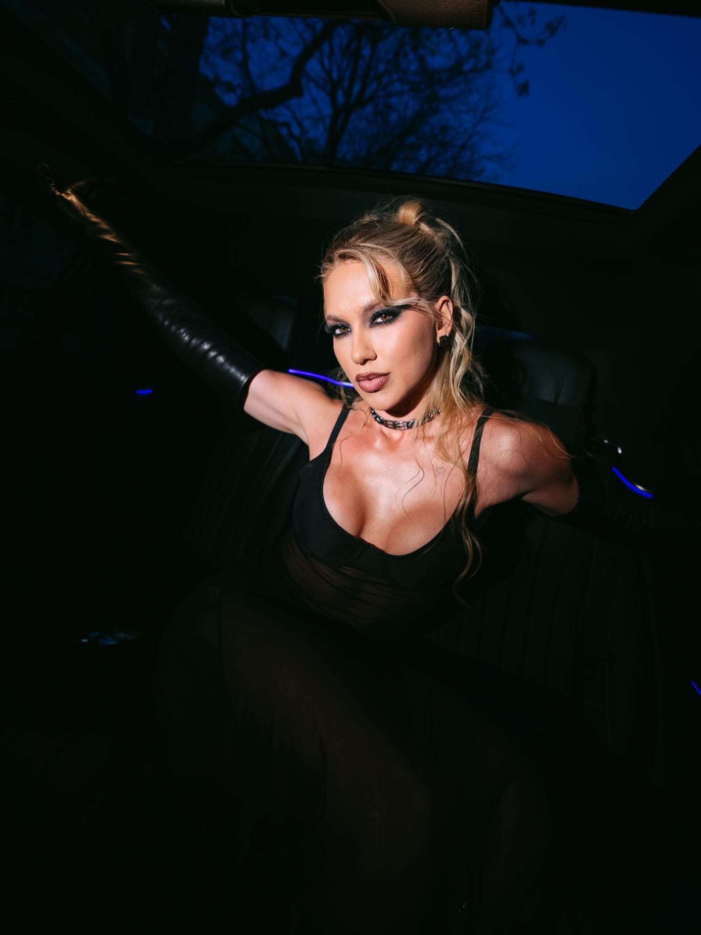 Virginia mostra bastidores antes do desfile da Balenciaga em Paris