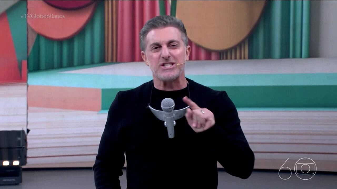 Luciano Huck homenageia Silvio Santos no Domingão com réplica do microfone do apresentador