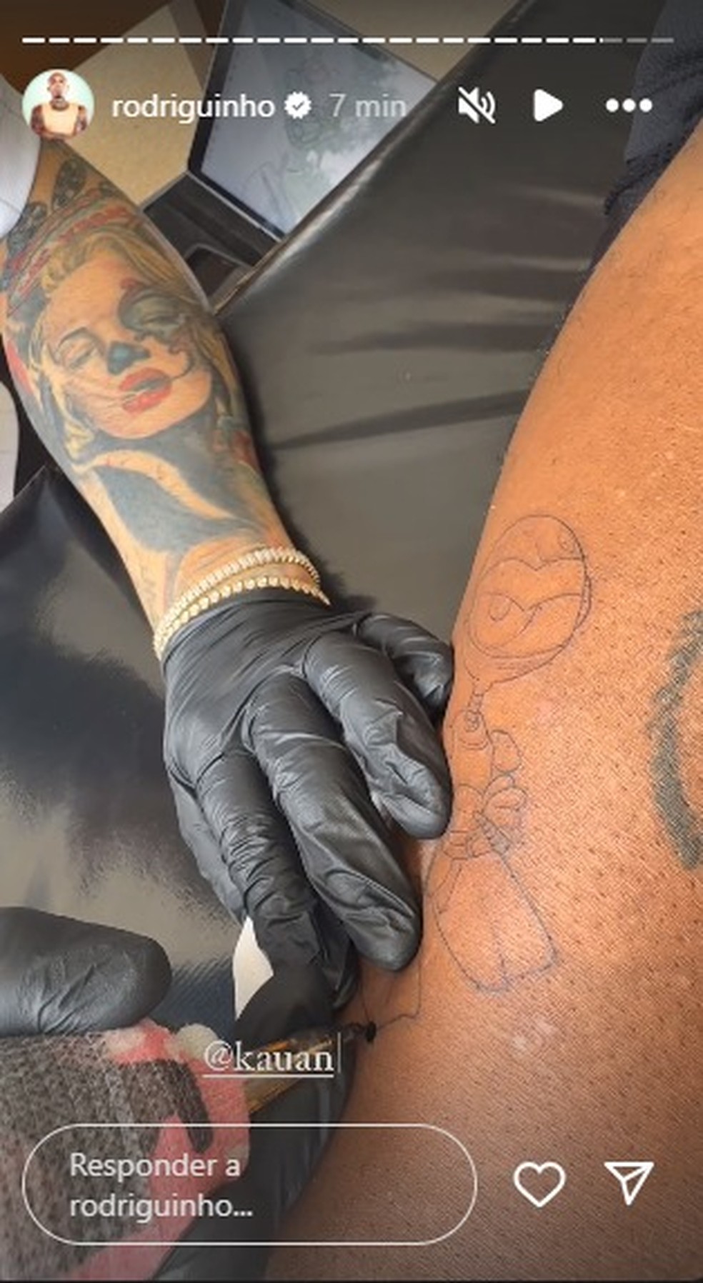 Rodriguinho faz tatuagem em homenagem ao BBB 24: 'Surpresa' — Foto: Reprodução/Instagram