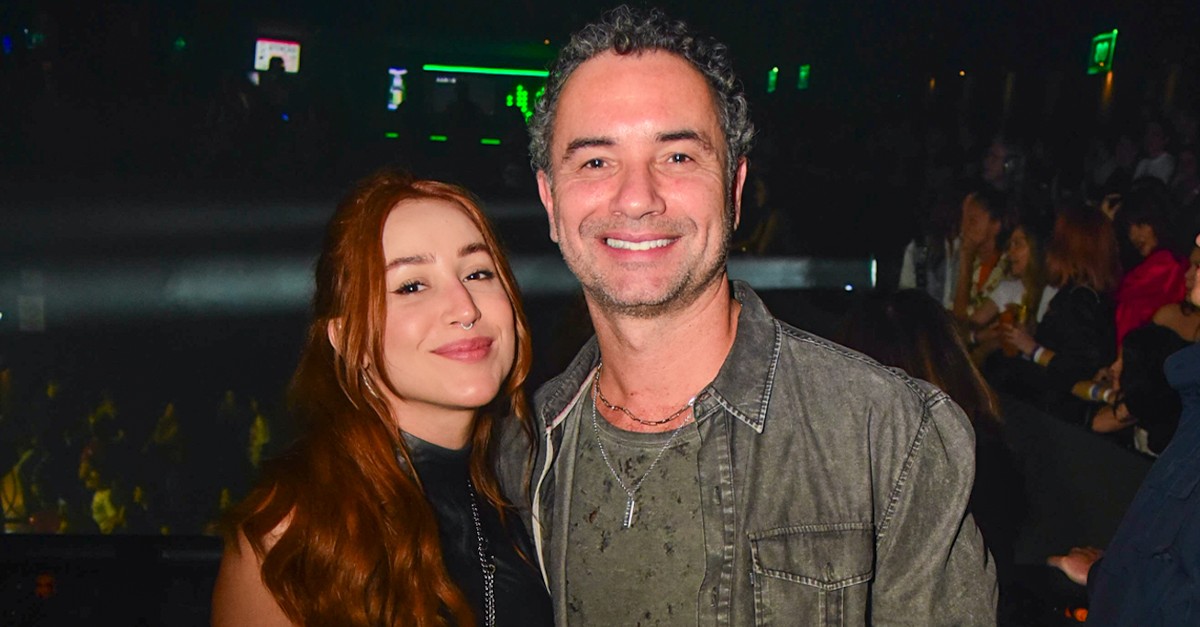 Esposa de Marco Luque impressiona com abdômen trincado em show de Junior Lima em São Paulo