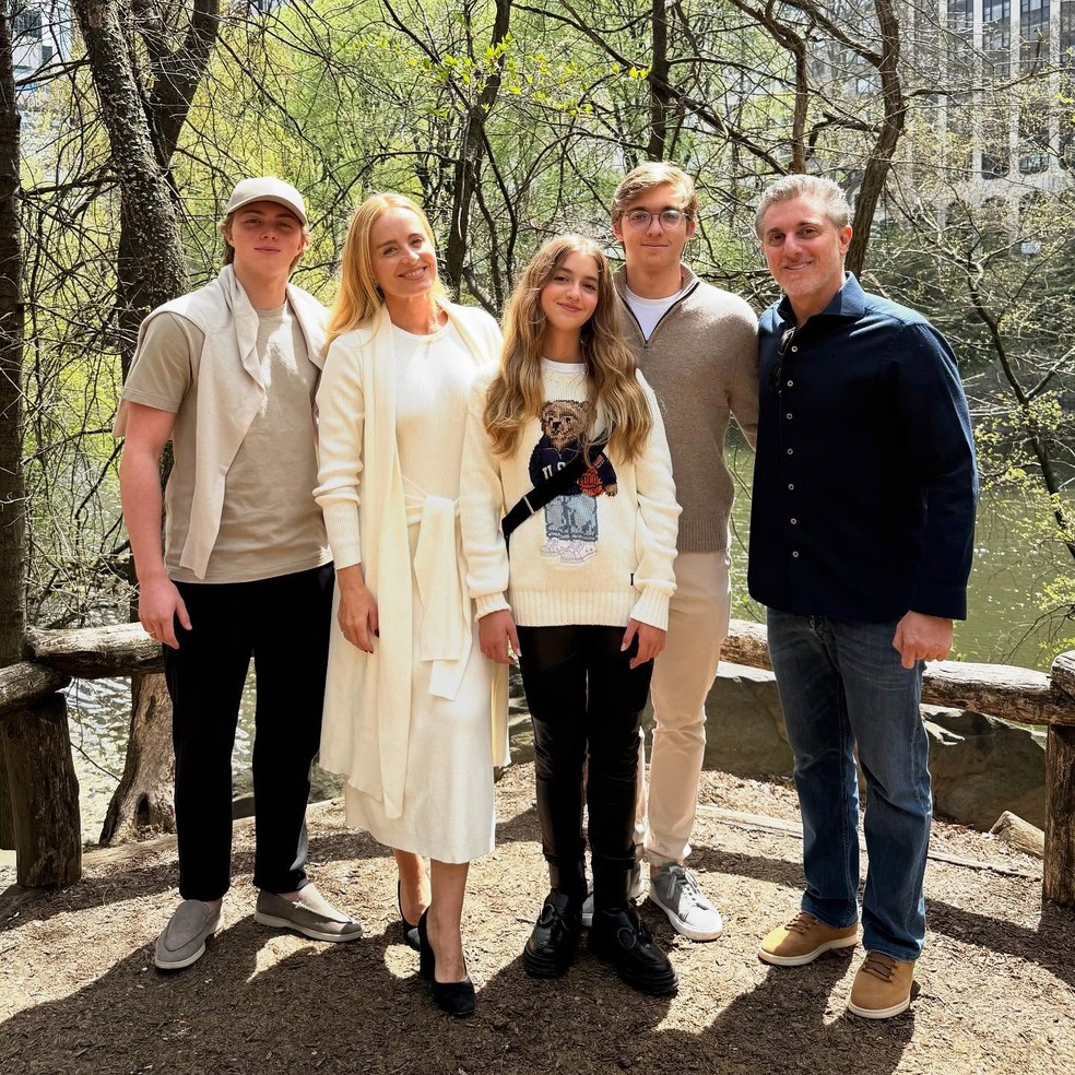 Angélica e Luciano Huck com a família na Páscoa — Foto: Reprodução Instagram