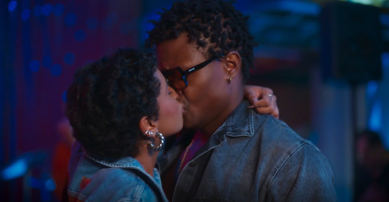 Coração Acelerado: Eduarda dança sozinha com Leandro e eles se beijam