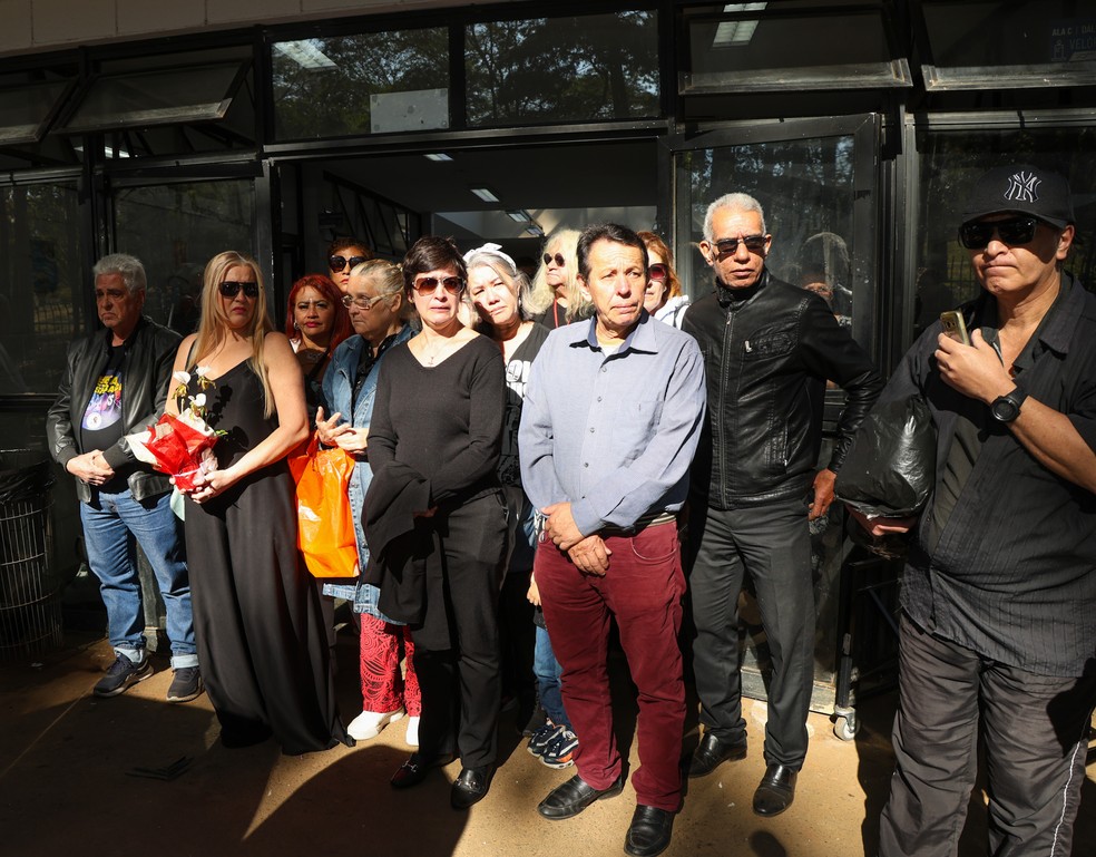 Amigos e familiares no velório da cantora Sol — Foto: Agnews