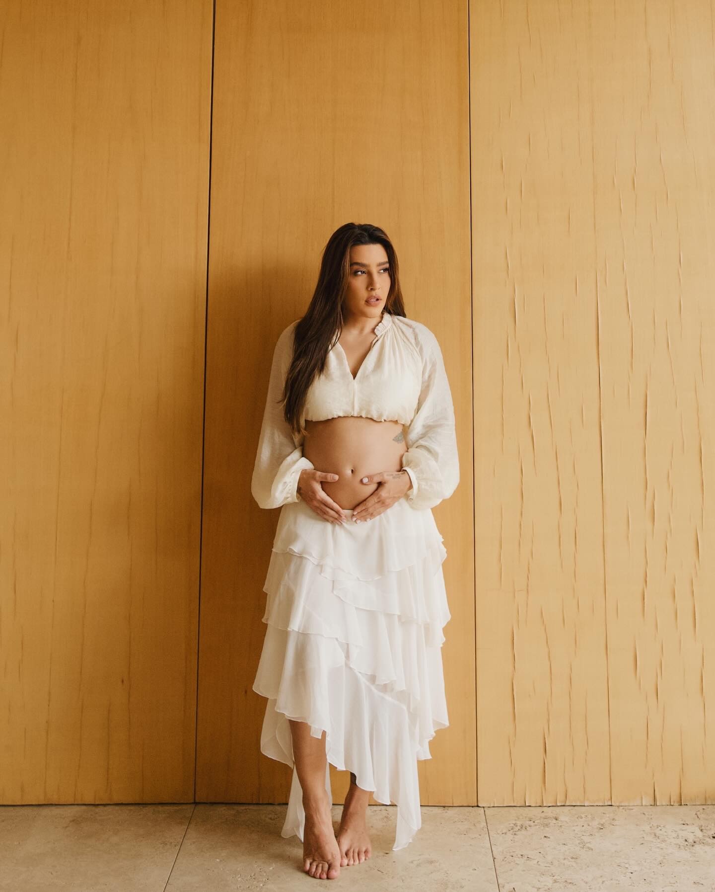 Grávida, Lauana Prado mostra barriguinha: 'Transbordando amor'