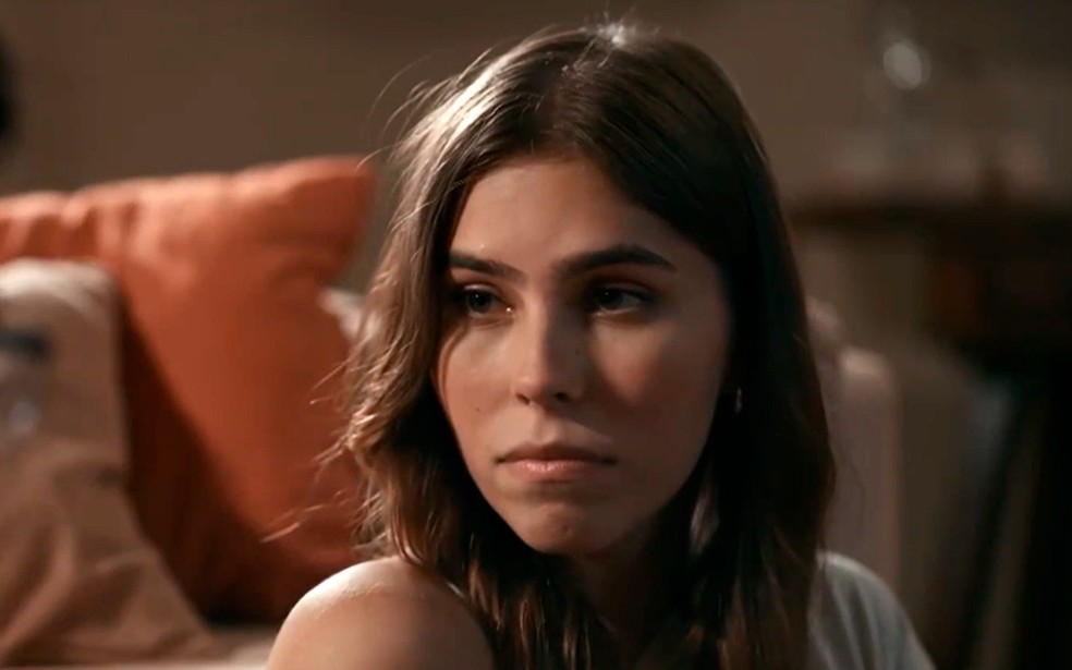 Buba (Gabriela Medeiros) tenta fazer contato com Meire (Malu Galli), sua mãe - Renascer — Foto: Globo