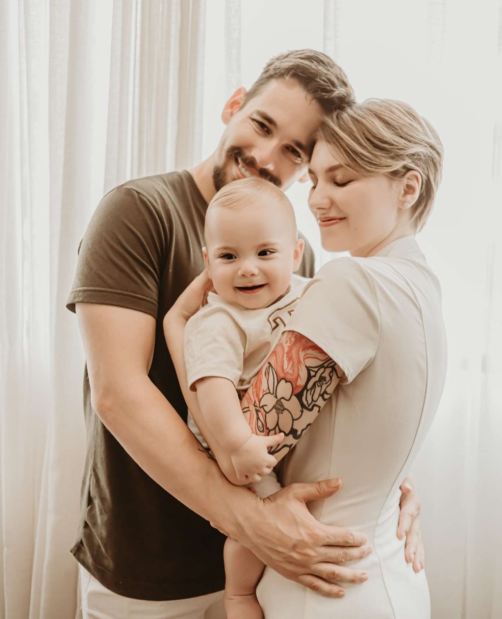 Isabel Veloso, o filho e o marido — Foto: Reprodução / Instagram