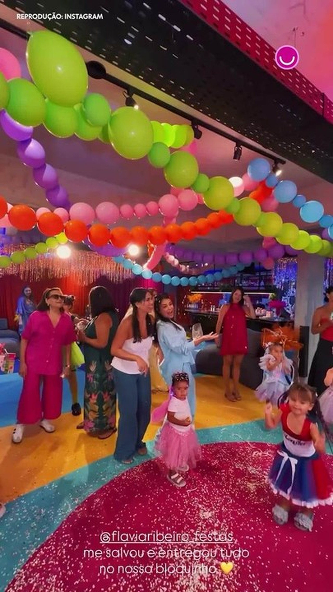 Neymar faz bloquinho de Carnaval para as filhas com Bruna Biancardi; veja detalhes