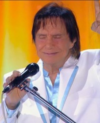 Roberto Carlos homenageia Erasmo Carlos ao cantar 'Amigo'