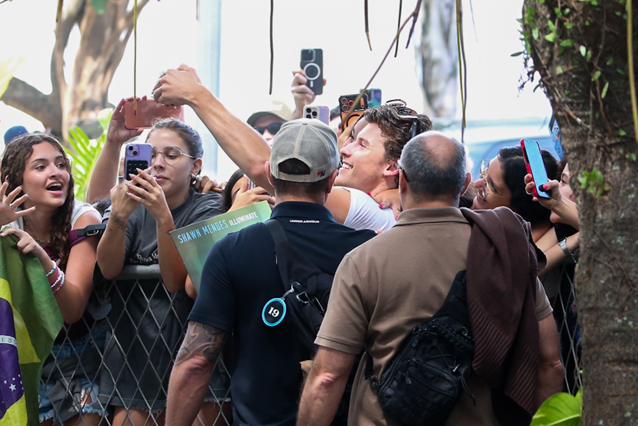 Shawn Mendes esbanja simpatia ao atender fãs na calçada de hotel no Rio